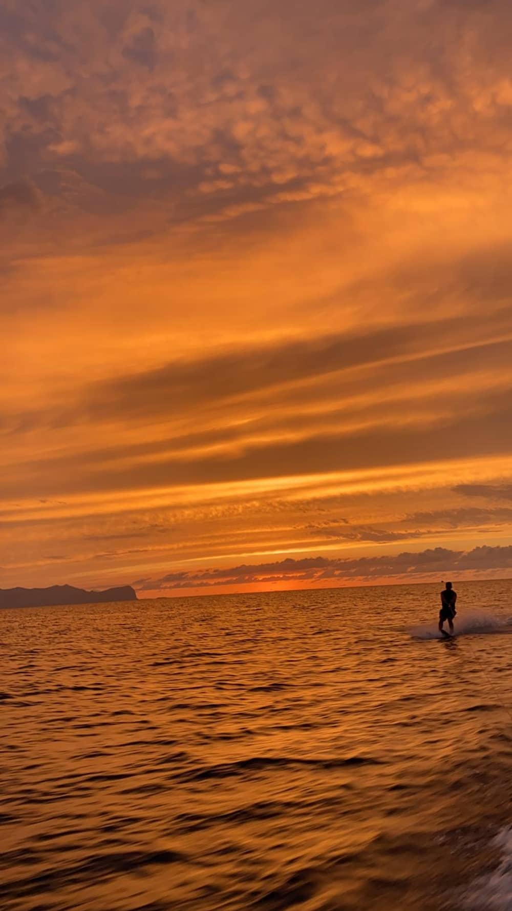 Puesta de sol en el mar en la costa de Terrasini