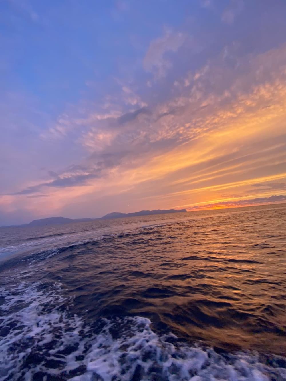 Tramonto in mare sulla costa di Terrasini