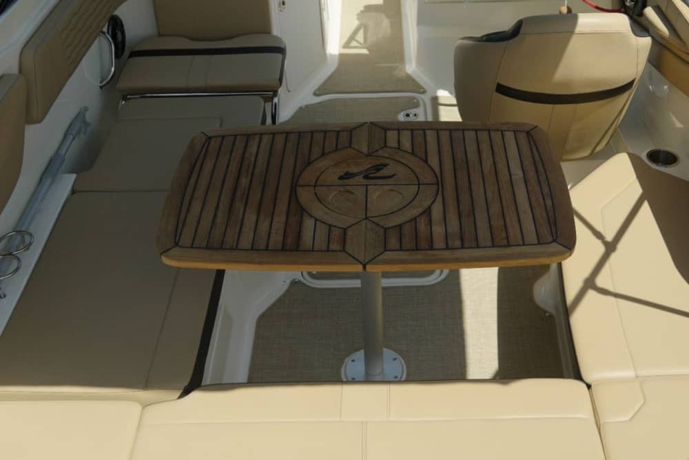 Noleggio di motoscafo per mezza giornata ad Aix-les-Bains