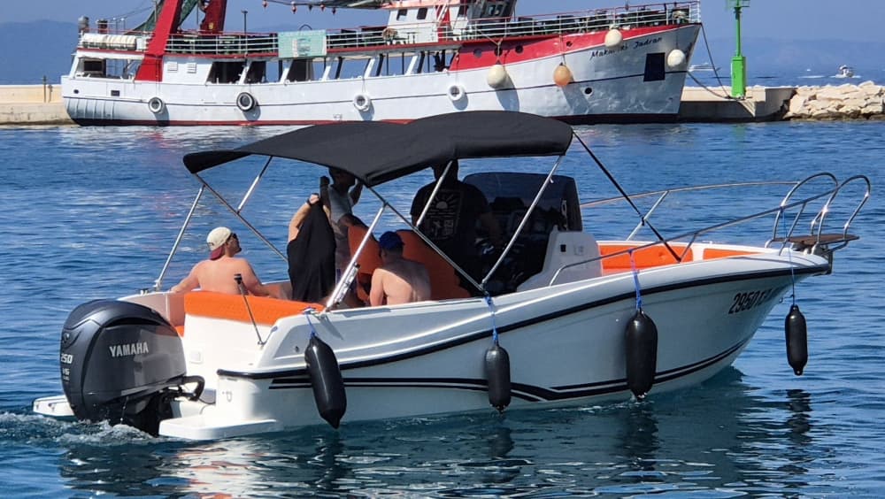 Geniet van de zon tijdens een 9 uur durende boottocht in Makarska.