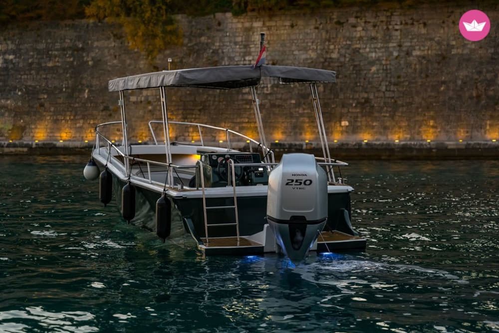 Naviga verso il romanticismo: crociera al tramonto con spumante a Zara