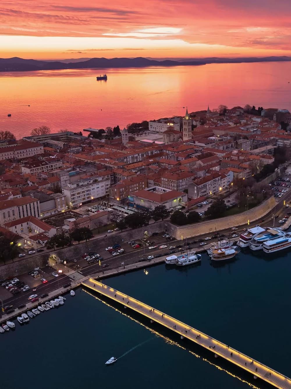 Naviga verso il romanticismo: crociera al tramonto con spumante a Zara