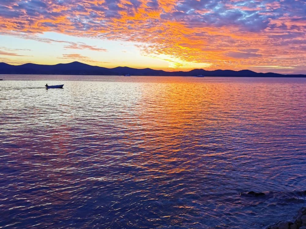 Naviga verso il romanticismo: crociera al tramonto con spumante a Zara