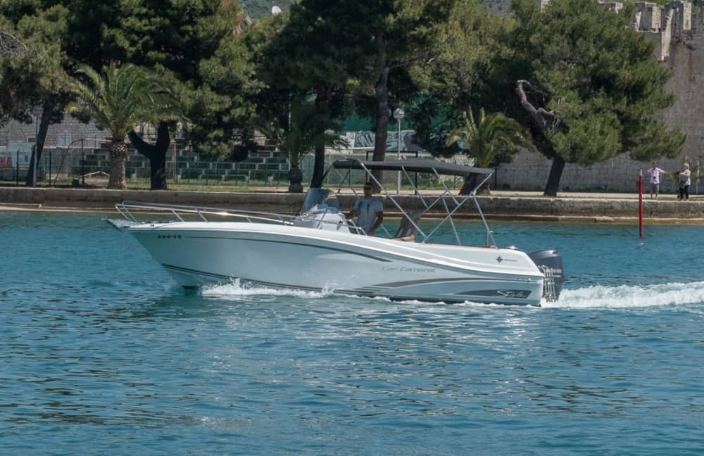 Descubra a magia do Adriático: passeio de lancha particular pela Gruta Azul, Hvar e Vis