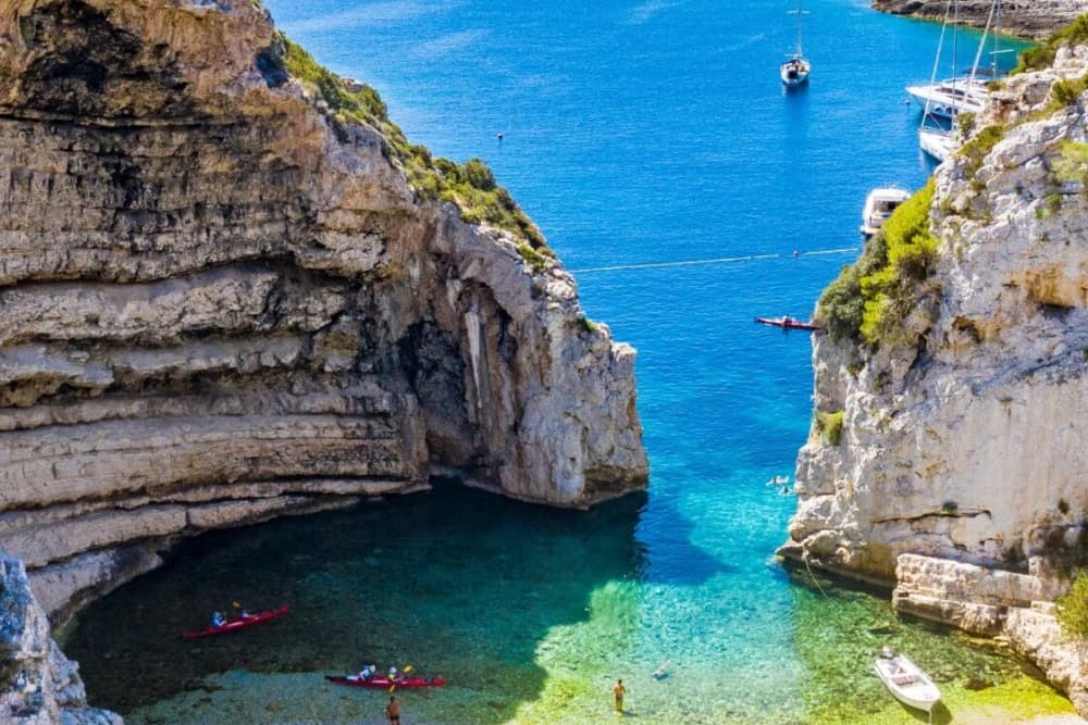 Descubra a magia do Adriático: passeio de lancha particular pela Gruta Azul, Hvar e Vis