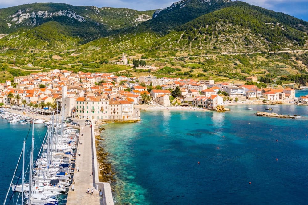 Descubra a magia do Adriático: passeio de lancha particular pela Gruta Azul, Hvar e Vis