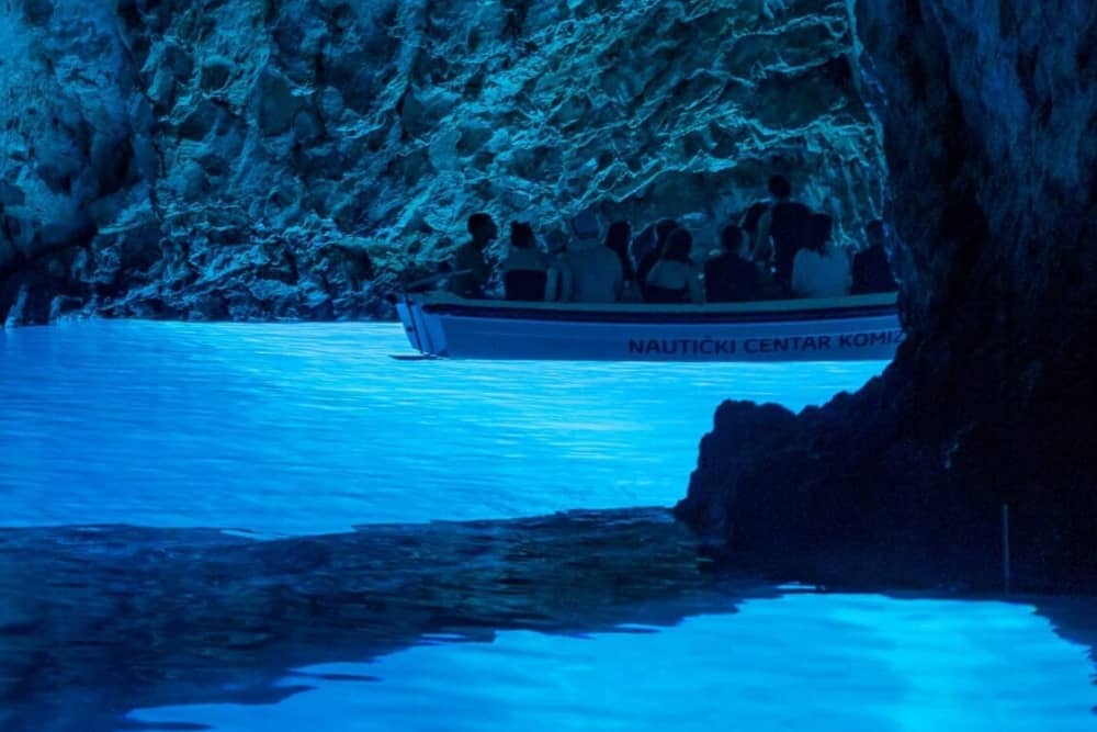 Descubra a magia do Adriático: passeio de lancha particular pela Gruta Azul, Hvar e Vis