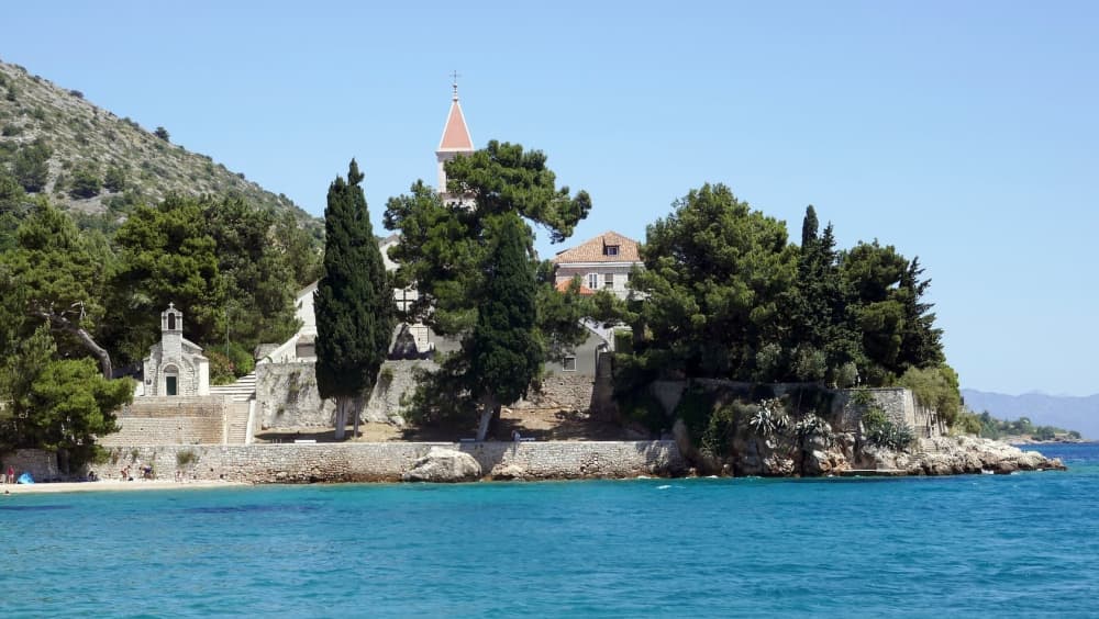 Ανακαλύψτε τους Χρυσούς Θησαυρούς της Κροατίας: Περιπέτεια με ταχύπλοο στο Μπολ, το Ζλάτνι Ρατ και το Χβαρ