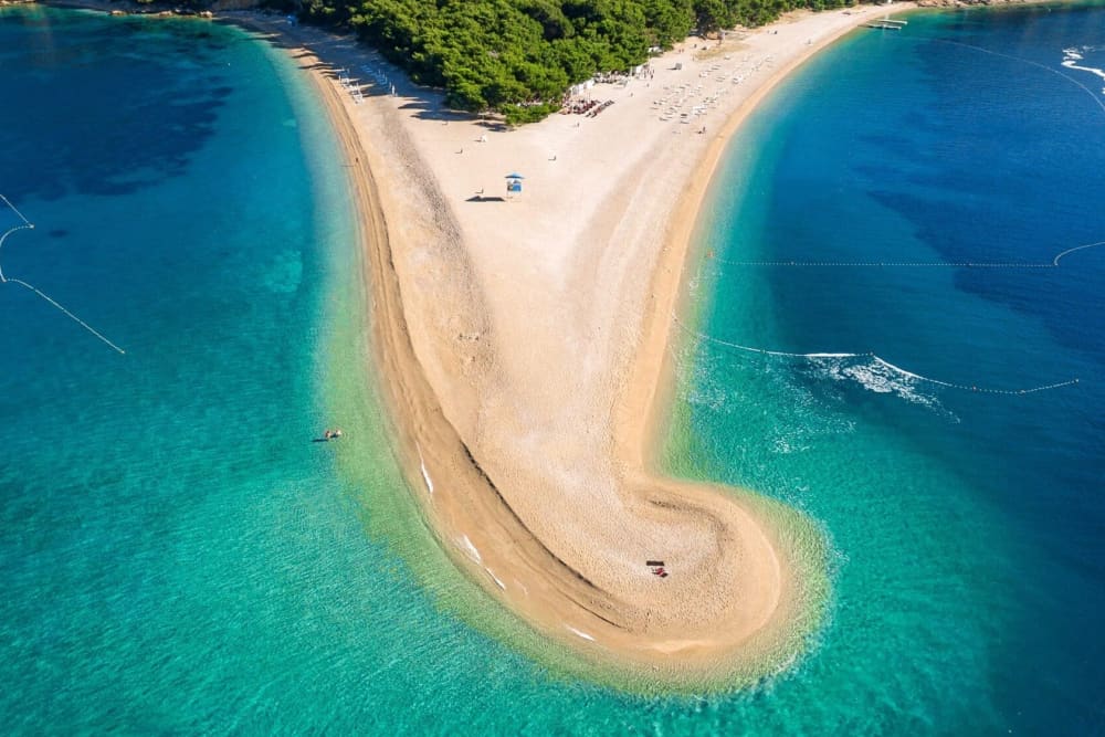 Ανακαλύψτε τους Χρυσούς Θησαυρούς της Κροατίας: Περιπέτεια με ταχύπλοο στο Μπολ, το Ζλάτνι Ρατ και το Χβαρ