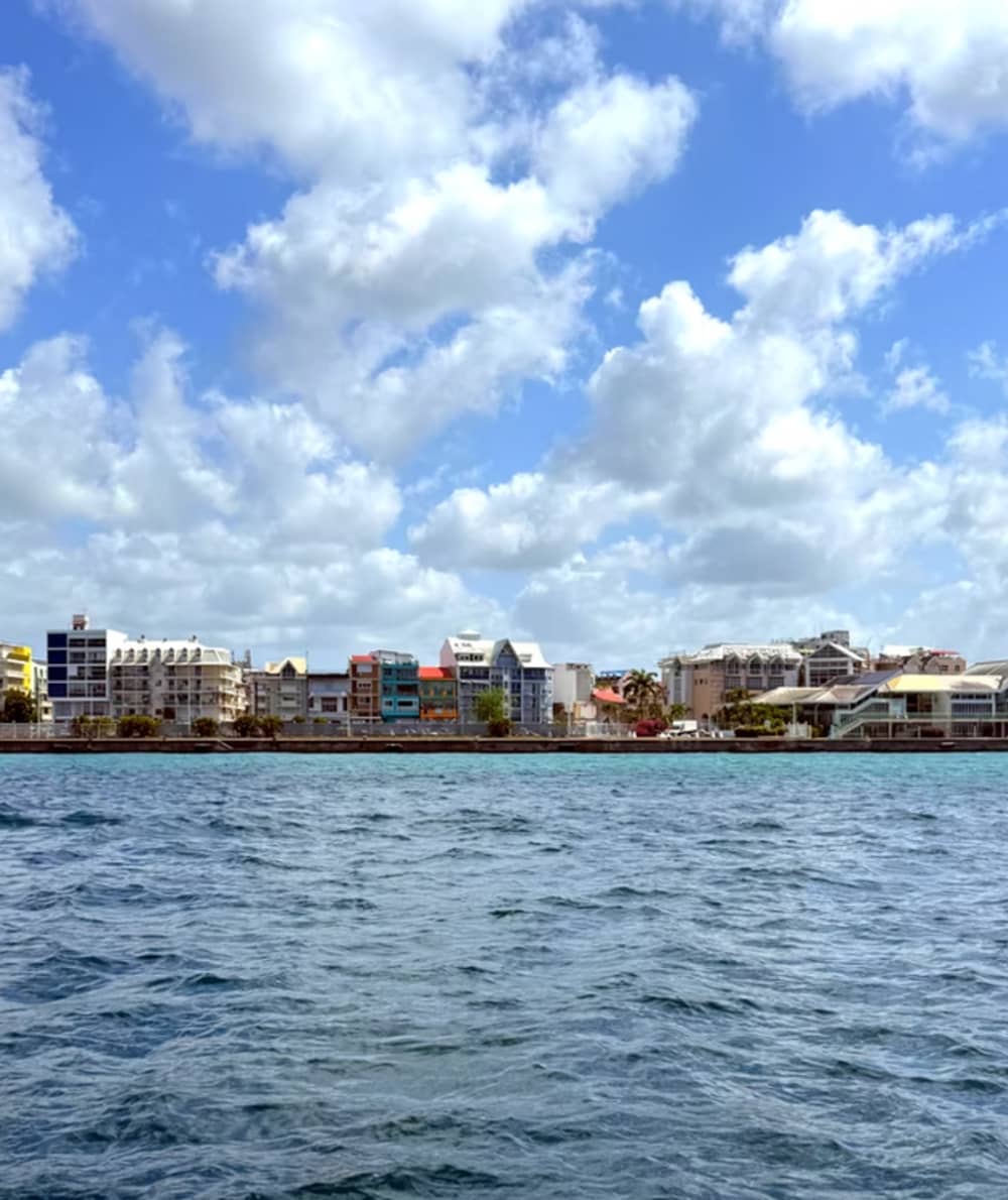 Vivez un coucher de soleil magique en mer, entre détente et émerveillement sur la mer des Caraïbes
