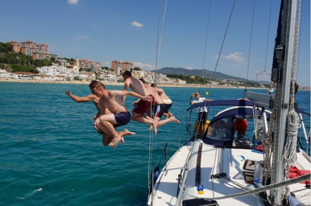 Barcelona por mar: crucero de 2 horas con baño y sonido