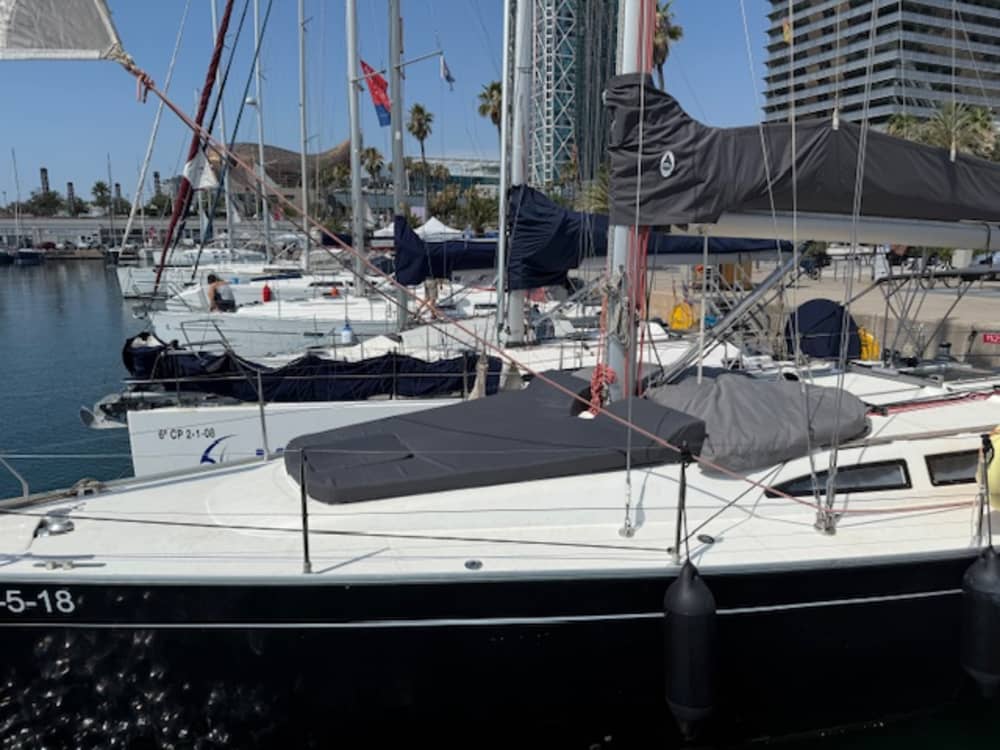 Barcelona por mar: crucero de 3 horas con baño, aperitivos y sonido