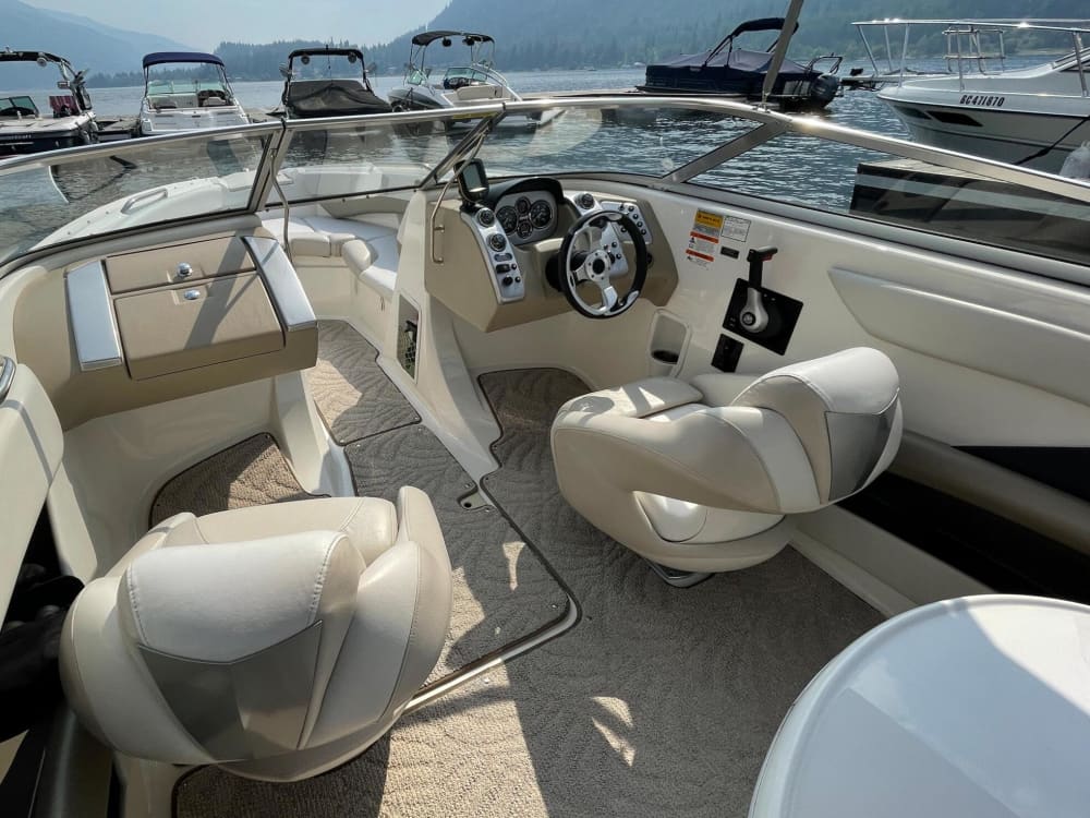 La tua barca a motore privata per una giornata nei dintorni di Aix-les-Bains.