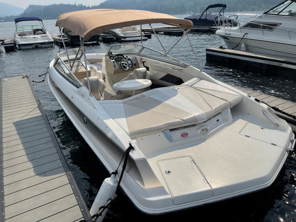 La tua barca a motore privata per una giornata nei dintorni di Aix-les-Bains.