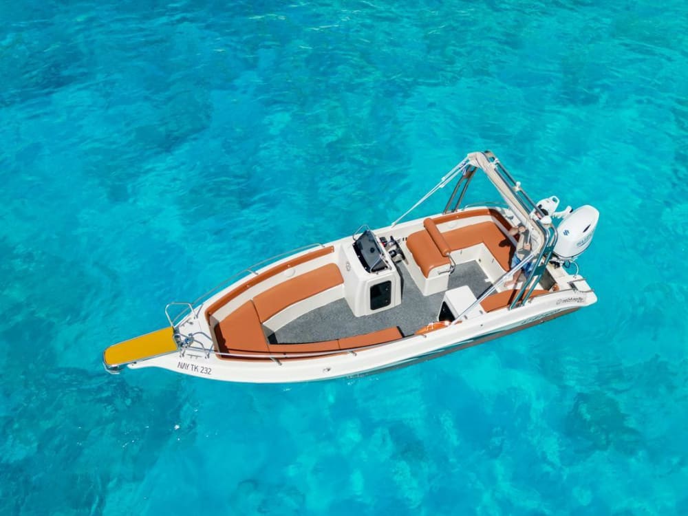Découvrez Zakynthos lors d'une excursion d'une journée en bateau à moteur.