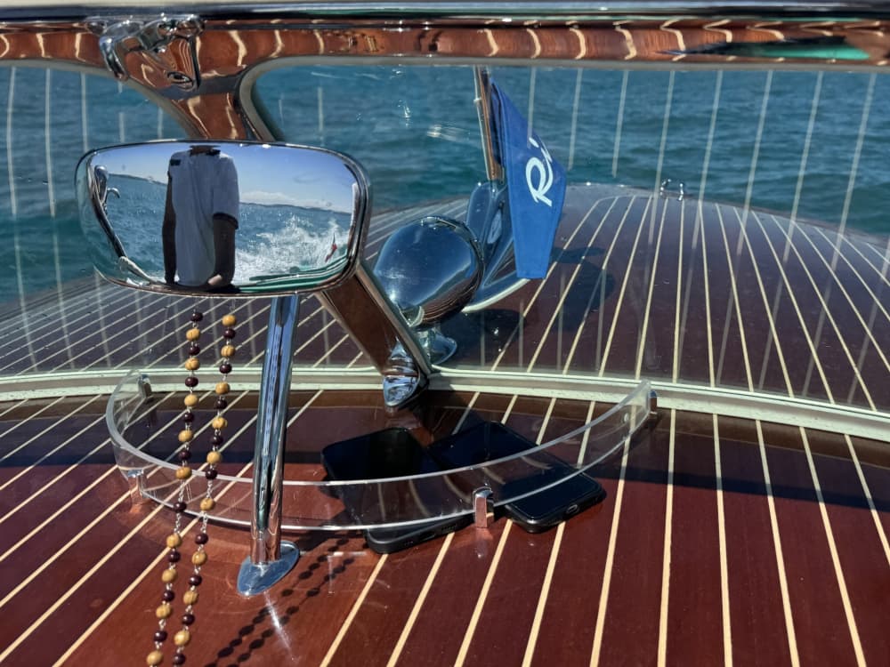 Een ontspannen uitje naar Lazise: een boottocht van 3 uur op een motorboot.