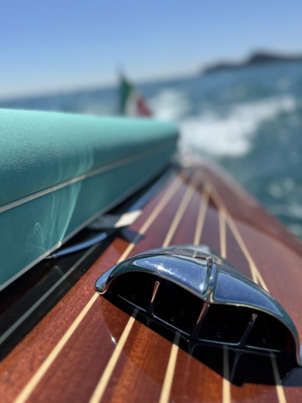 Een ontspannen uitje naar Lazise: een boottocht van 3 uur op een motorboot.