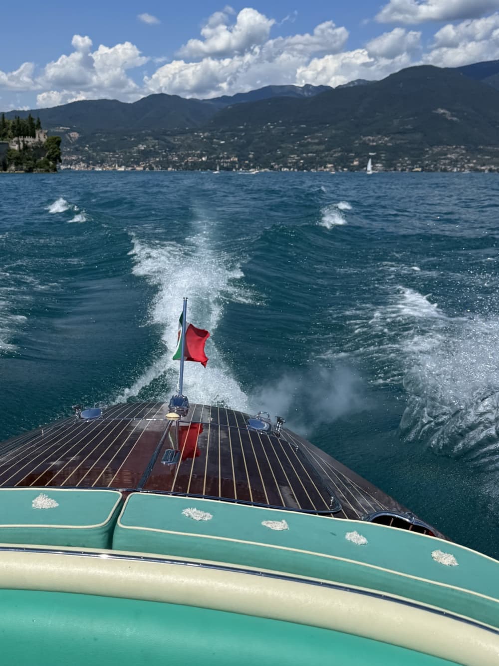 Een ontspannen uitje naar Lazise: een boottocht van 3 uur op een motorboot.