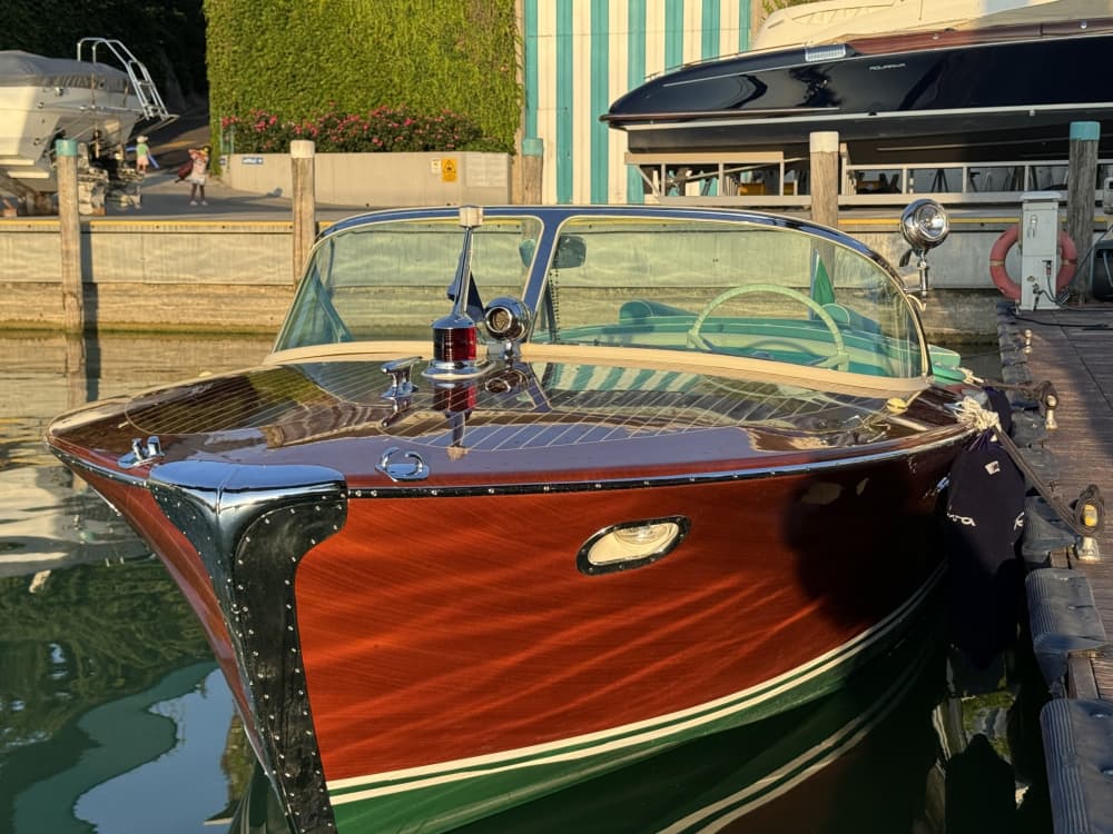 Een ontspannen uitje naar Lazise: een boottocht van 3 uur op een motorboot.