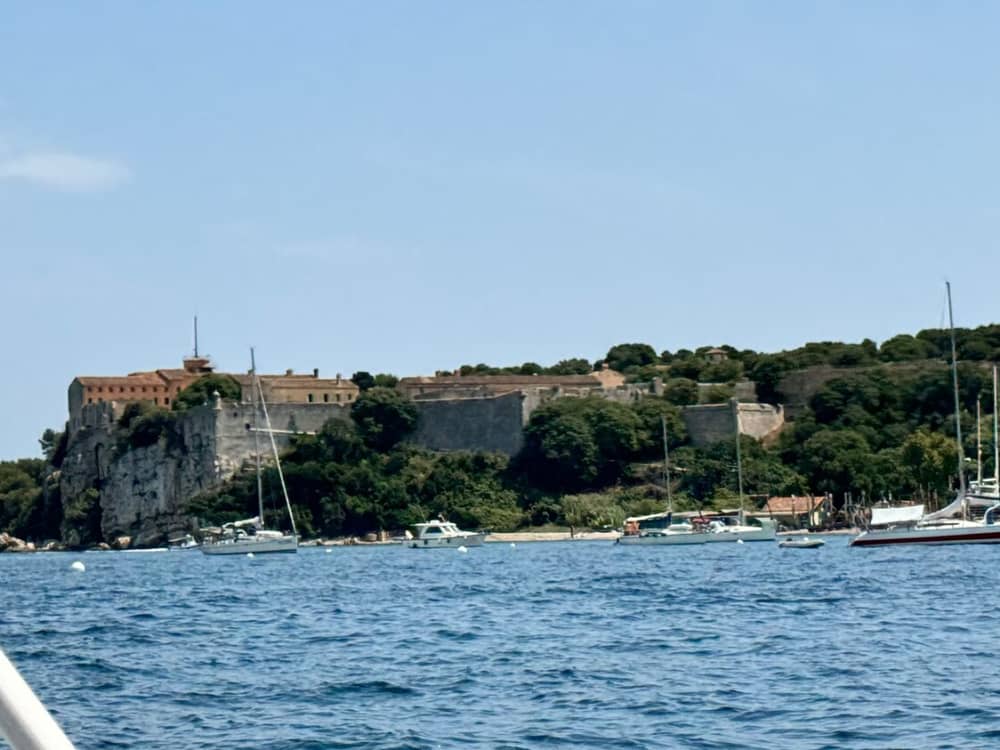 Αποκλειστικό απόγευμα στα νησιά Λερίν