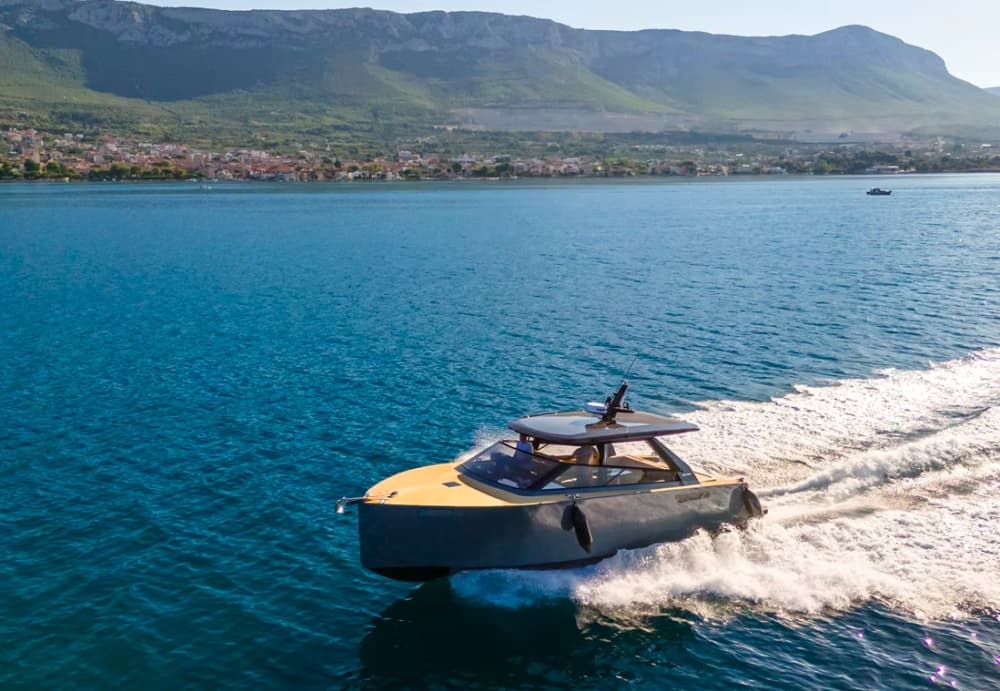 Enjoy 9h on a motorboat to explore Makarska