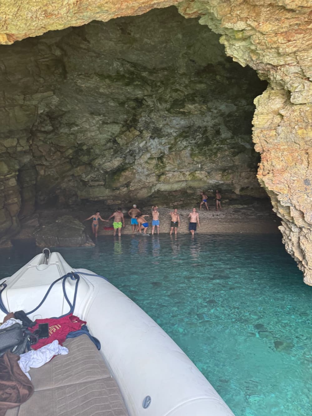 Karaburun Segreta: Un Giorno di Esplorazione e Relax nella Grotta di Haxhi Ali