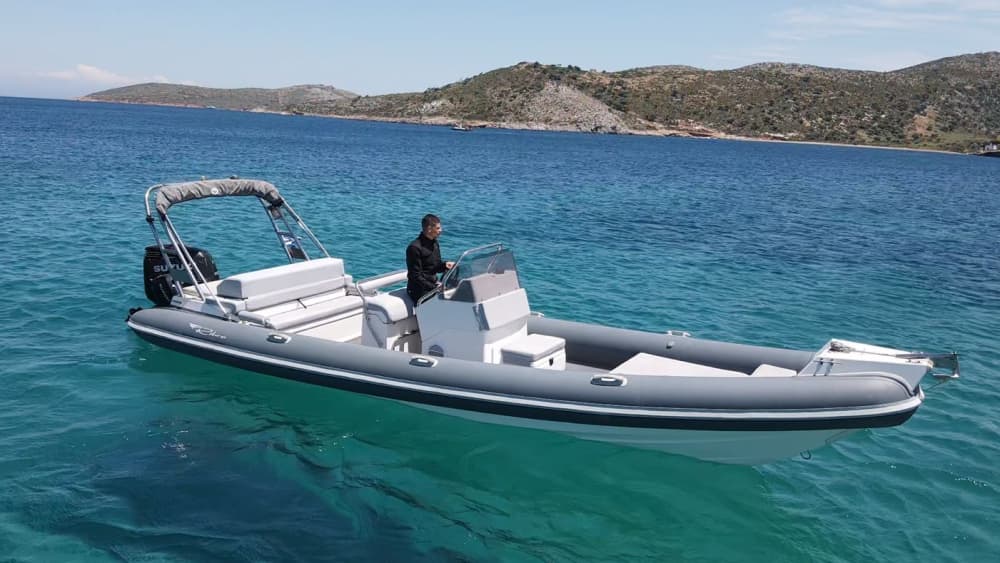 Votre journée à Patmos : louez un bateau à moteur pour une journée complète de découverte.