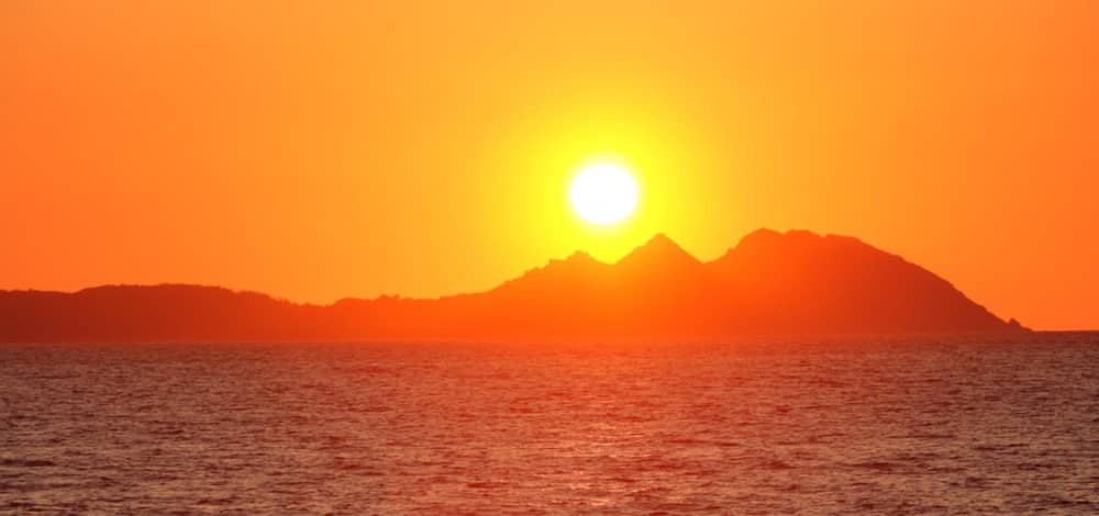 Cruzeiro Golden Hour: Navegação ao Pôr do Sol em Vigo