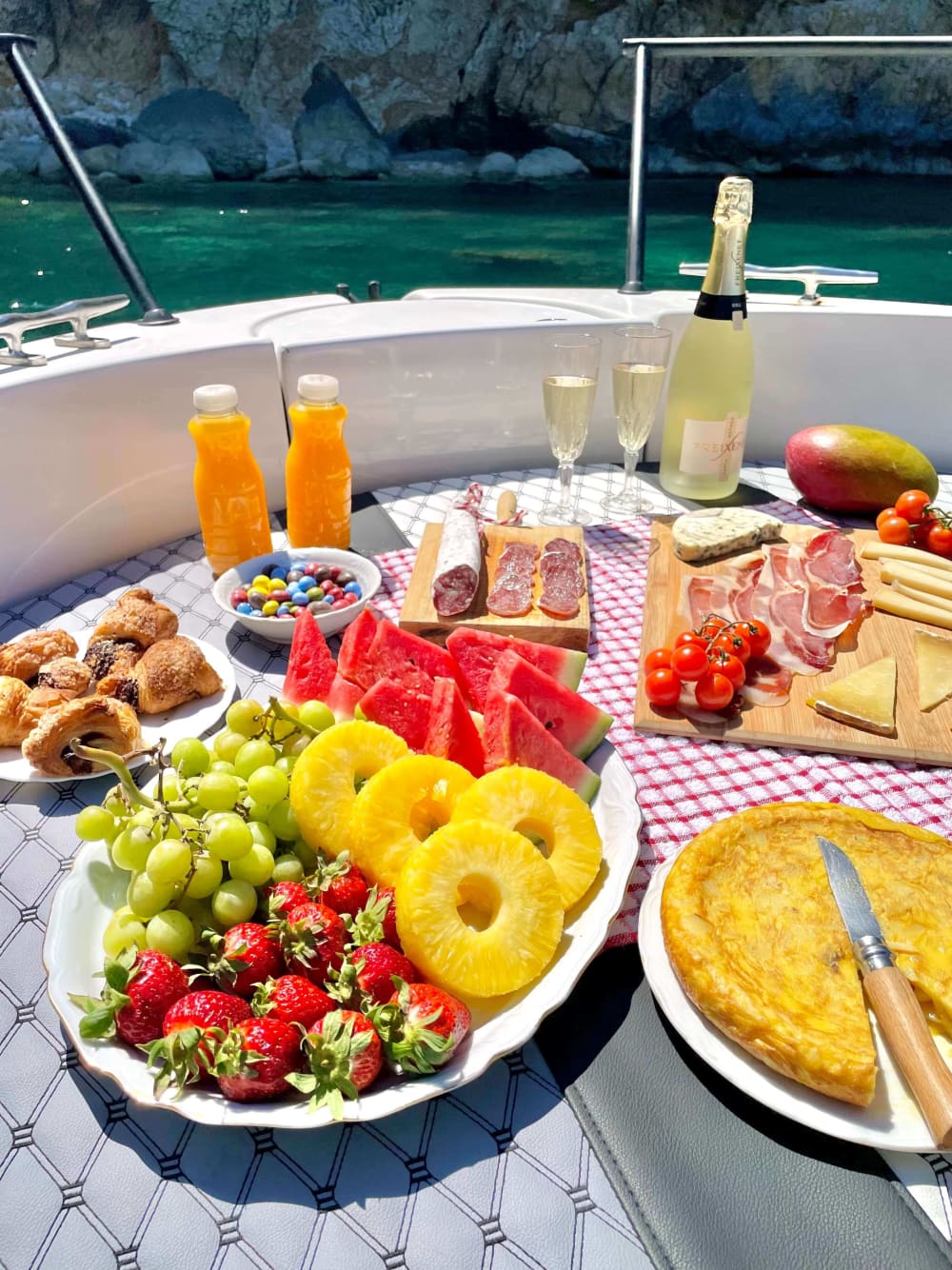 2-hour boat trip. Sunset and express disconnection at sea.