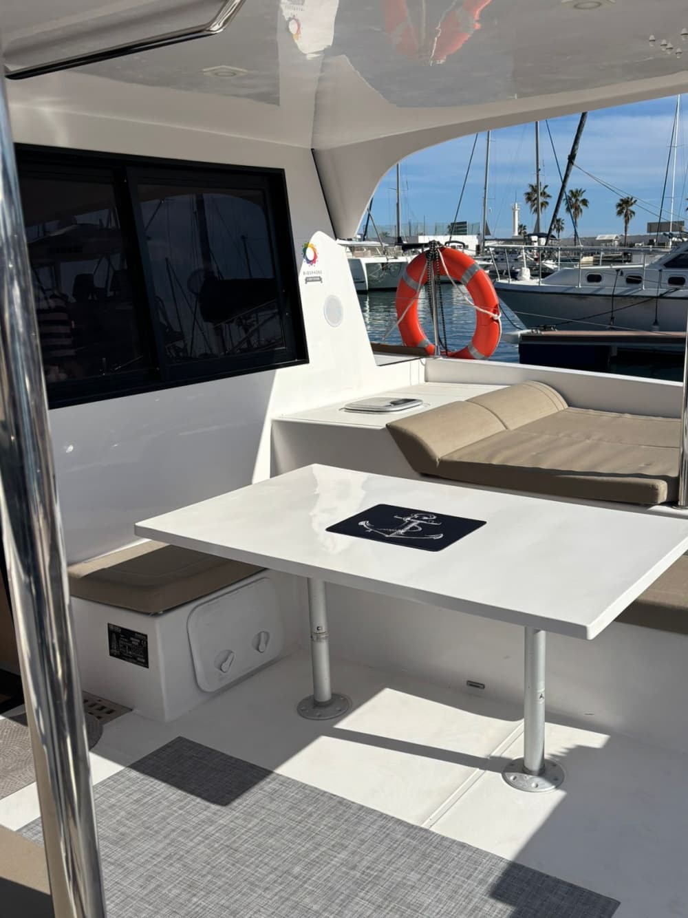 Esperienza di navigazione di un'intera giornata su un catamarano a Sitges