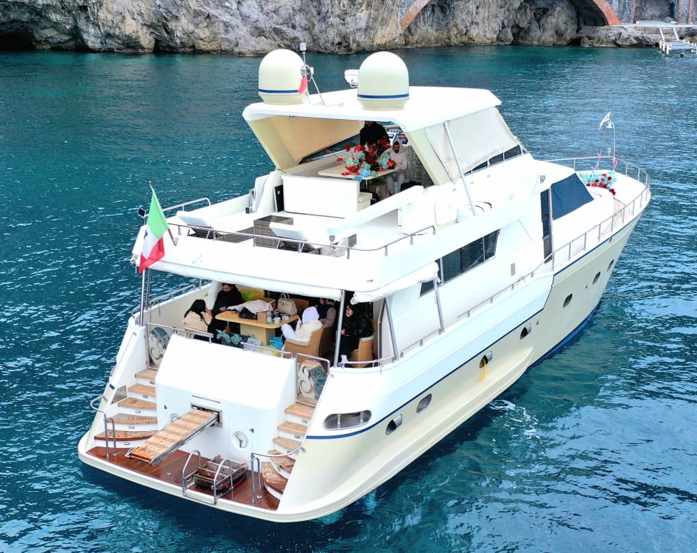 Festa in barca ad Amalfi su uno yacht di lusso per un massimo di 40 persone