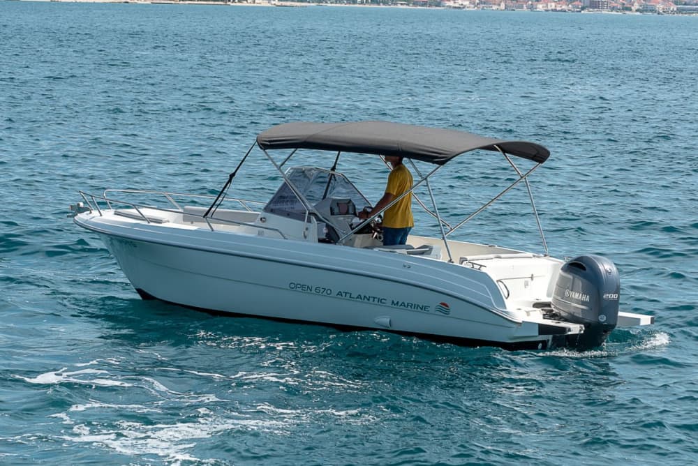 Odkryj nietknięte piękno Blue Lagoon i wyspy Šolta – ekskluzywna 9-godzinna przygoda łodzią motorową ze Splitu