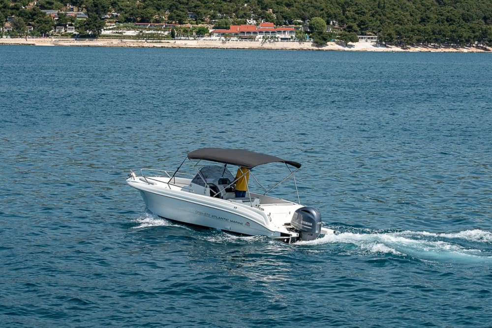 Odkryj nietknięte piękno Blue Lagoon i wyspy Šolta – ekskluzywna 9-godzinna przygoda łodzią motorową ze Splitu