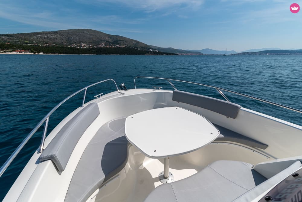 Odkryj nietknięte piękno Blue Lagoon i wyspy Šolta – ekskluzywna 9-godzinna przygoda łodzią motorową ze Splitu