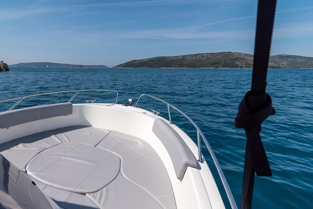 Odkryj nietknięte piękno Blue Lagoon i wyspy Šolta – ekskluzywna 9-godzinna przygoda łodzią motorową ze Splitu