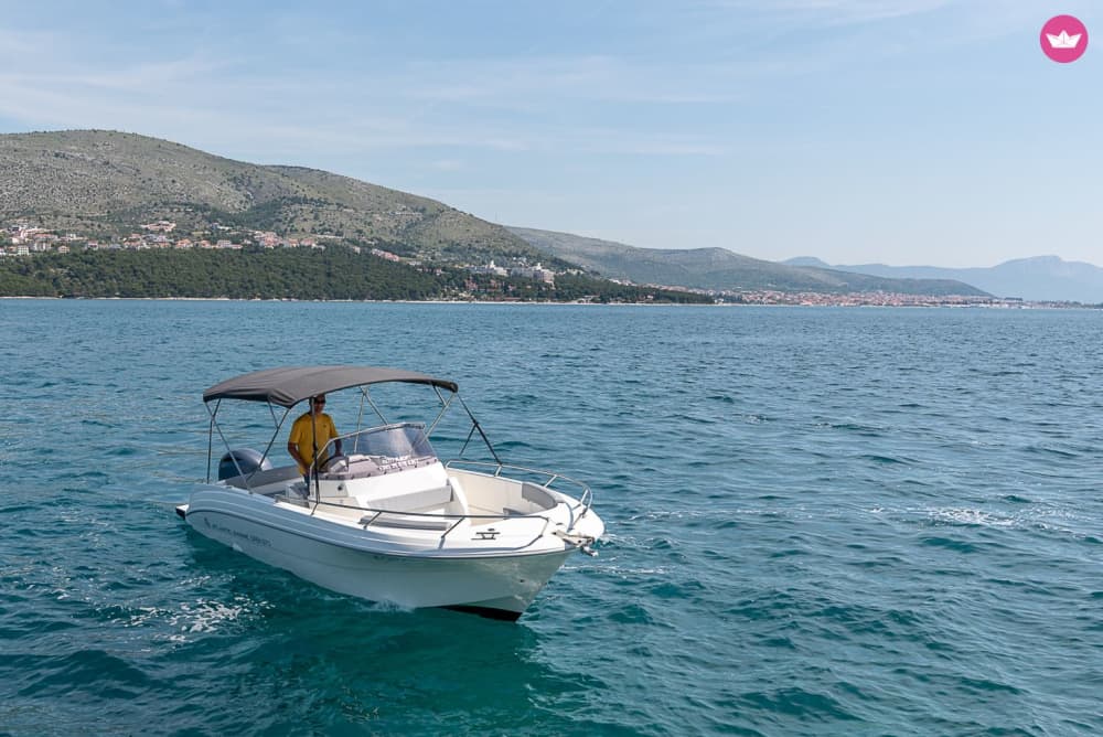 Odkryj nietknięte piękno Blue Lagoon i wyspy Šolta – ekskluzywna 9-godzinna przygoda łodzią motorową ze Splitu