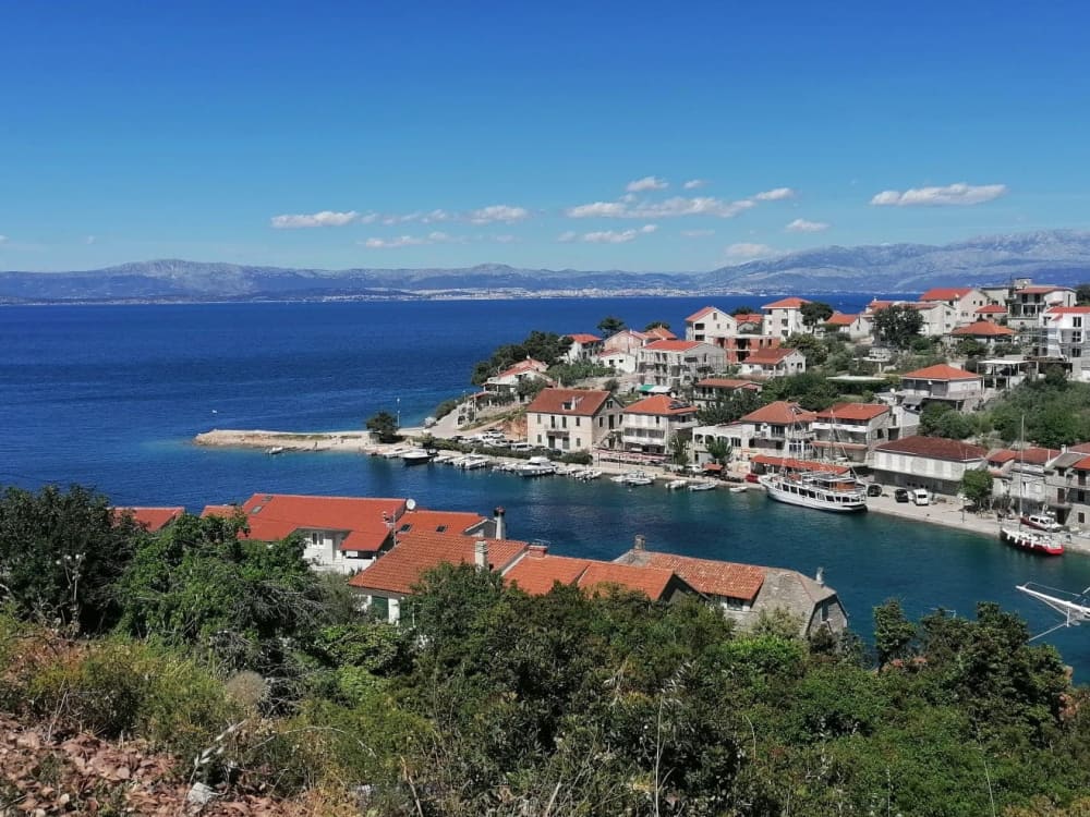 Odkryj nietknięte piękno Blue Lagoon i wyspy Šolta – ekskluzywna 9-godzinna przygoda łodzią motorową ze Splitu