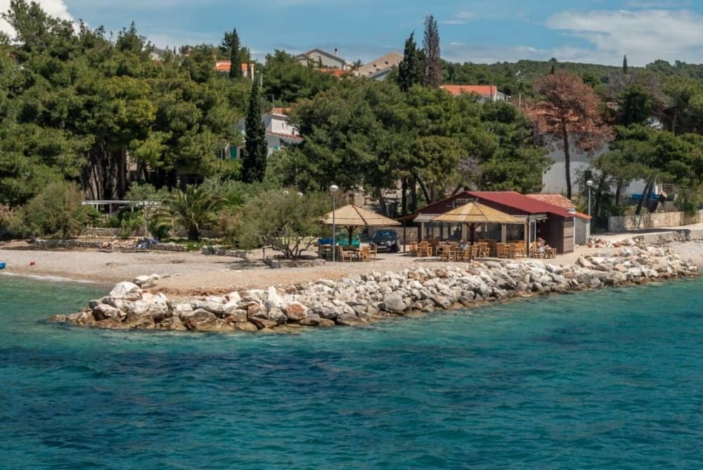 Odkryj nietknięte piękno Blue Lagoon i wyspy Šolta – ekskluzywna 9-godzinna przygoda łodzią motorową ze Splitu