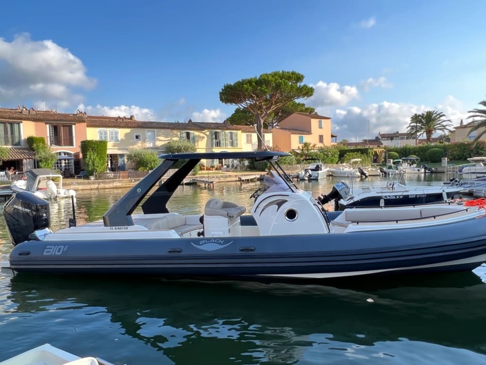 Excursión privada en barco por los alrededores de Saint-Tropez a bordo de una lancha motora.