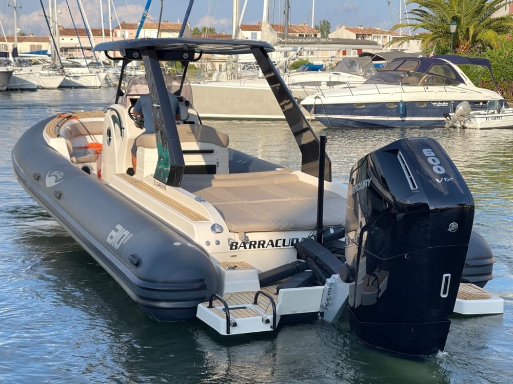 Excursión privada en barco por los alrededores de Saint-Tropez a bordo de una lancha motora.