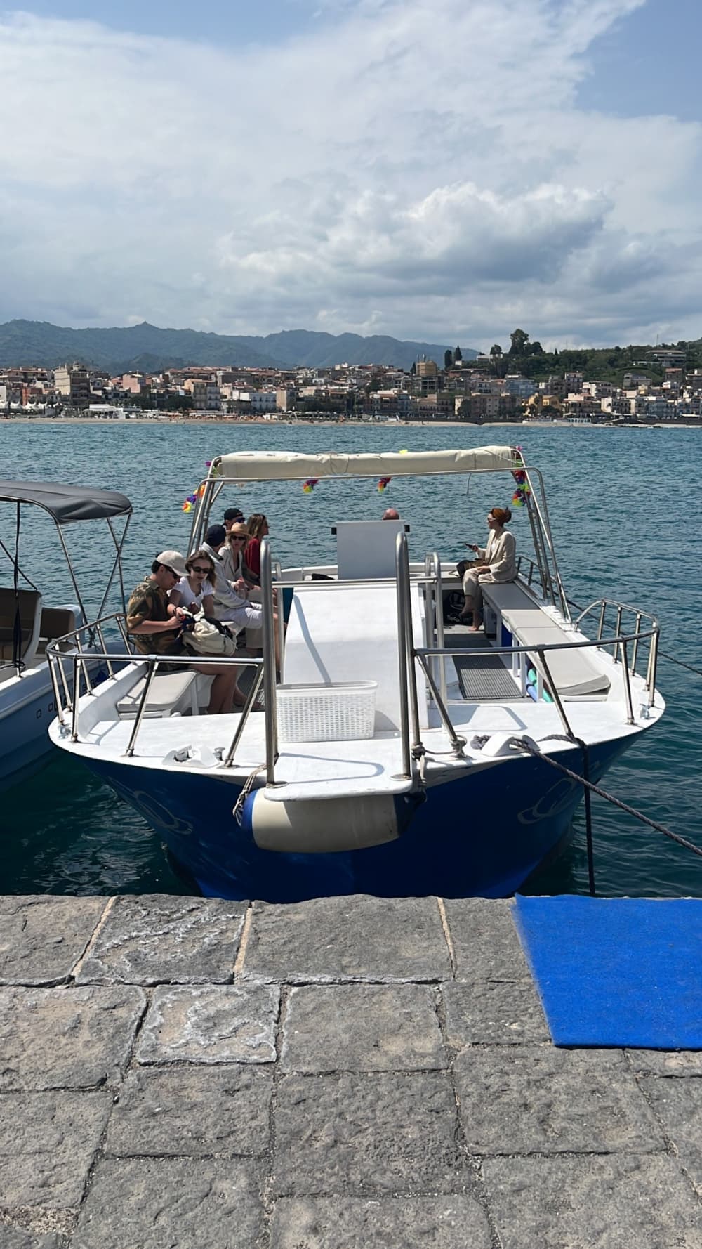 Delfine und ein typisch sizilianischer Aperitif in Taormina