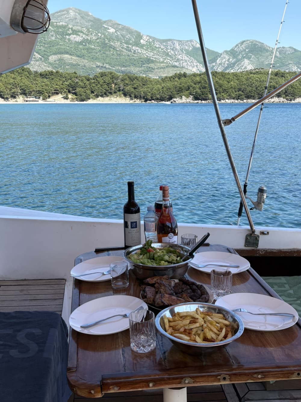 Njut av 9 timmar på en motorbåt för att utforska Bar