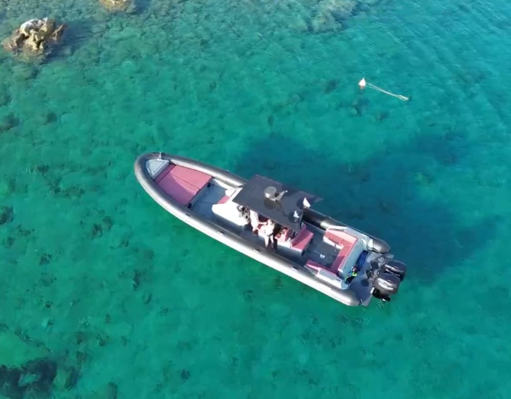 Bianco, blu e divino: una giornata intera su un motoscafo.