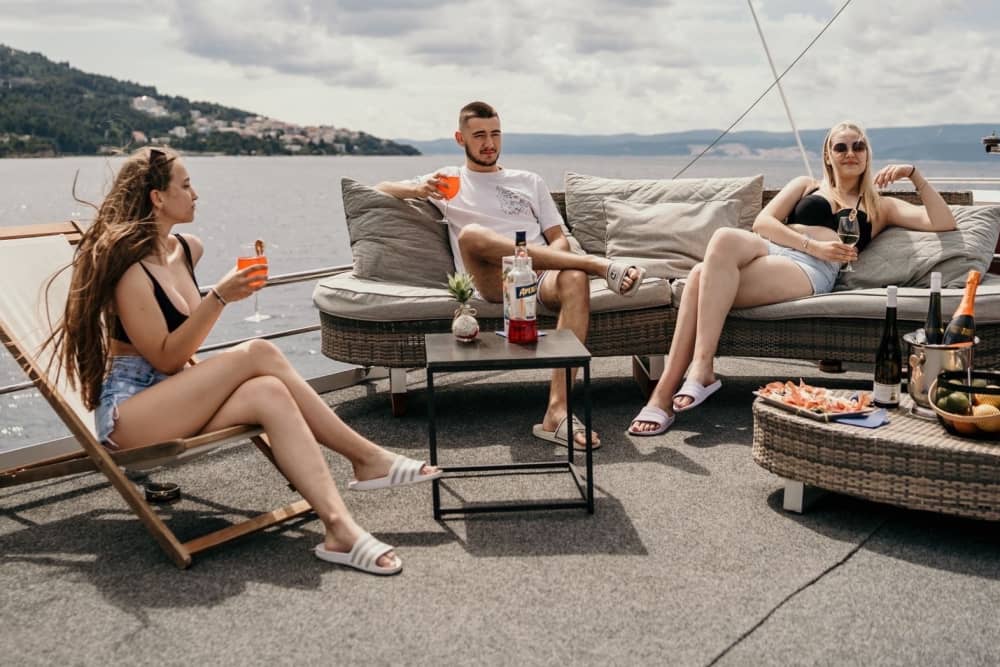 Discover Omiš on a motorboat for 5h