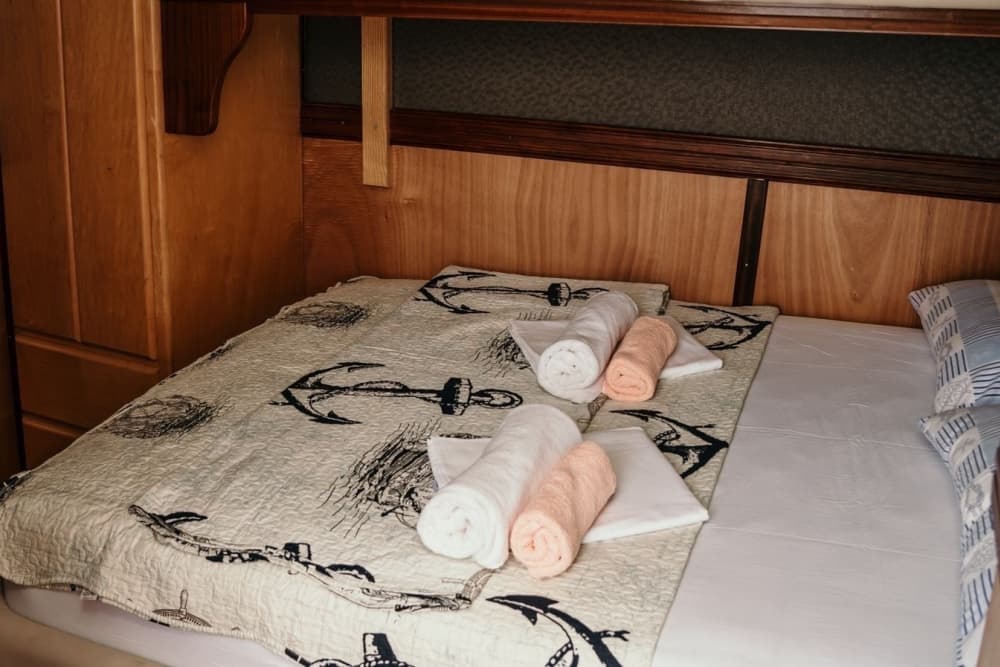 Discover Omiš on a motorboat for 5h