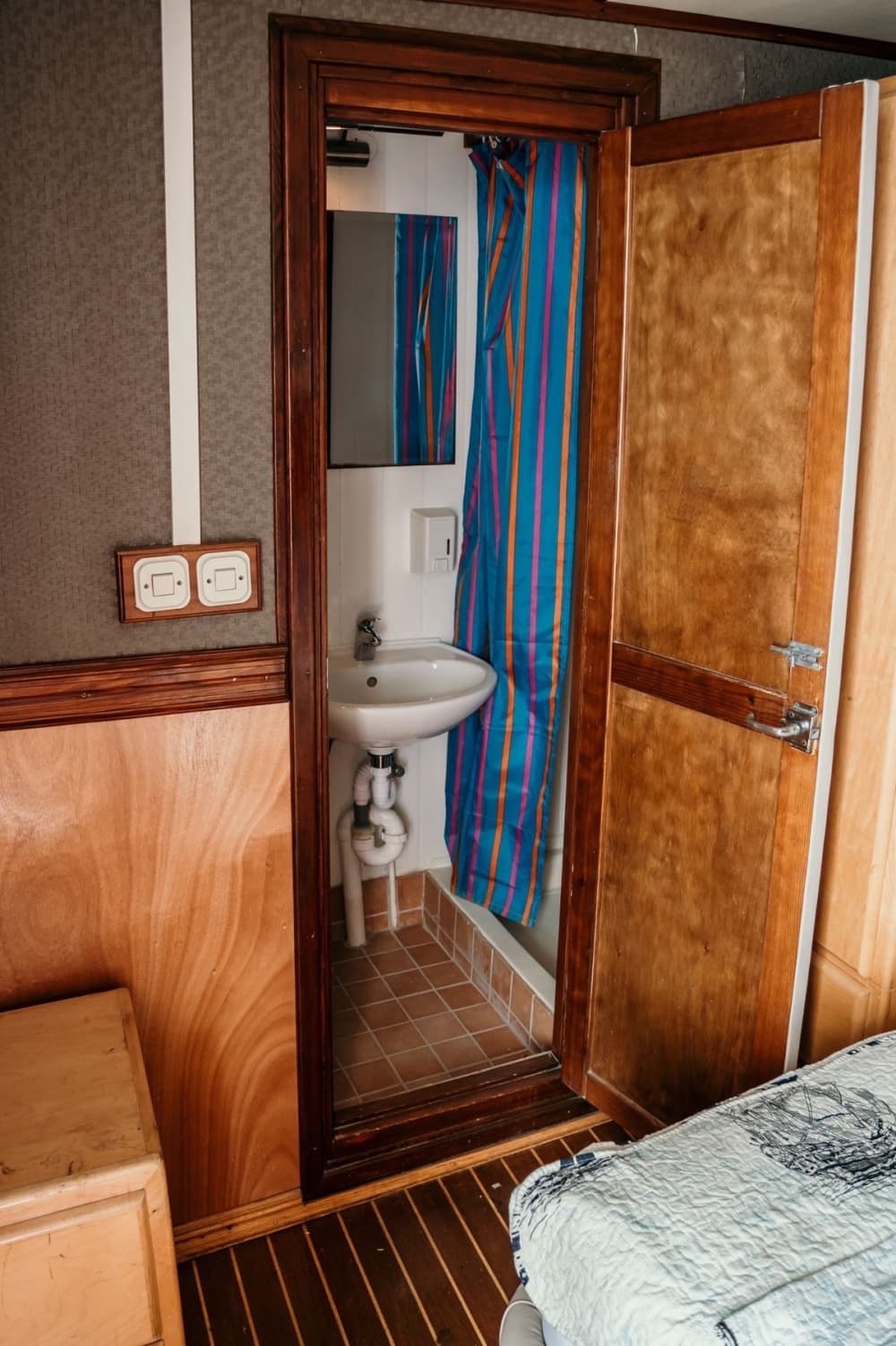 Discover Omiš on a motorboat for 5h