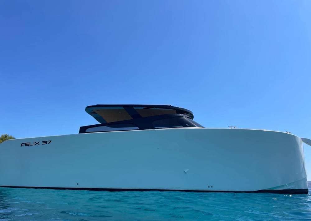 Esplora Makarska in barca: una giornata intera sull'acqua a bordo di un motoscafo.