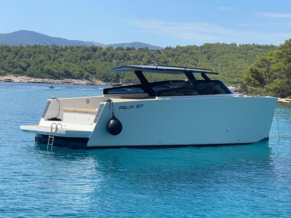 Esplora Makarska in barca: una giornata intera sull'acqua a bordo di un motoscafo.