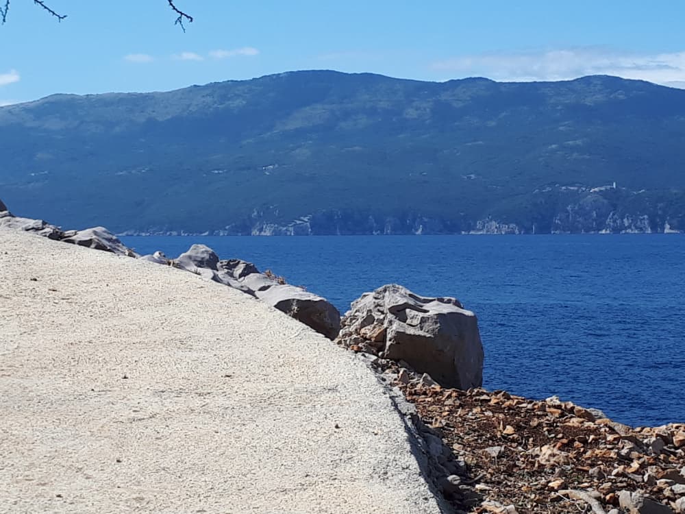 Trilhas e Marés: Caminhada e Passeio de Barco na Ilha Cres