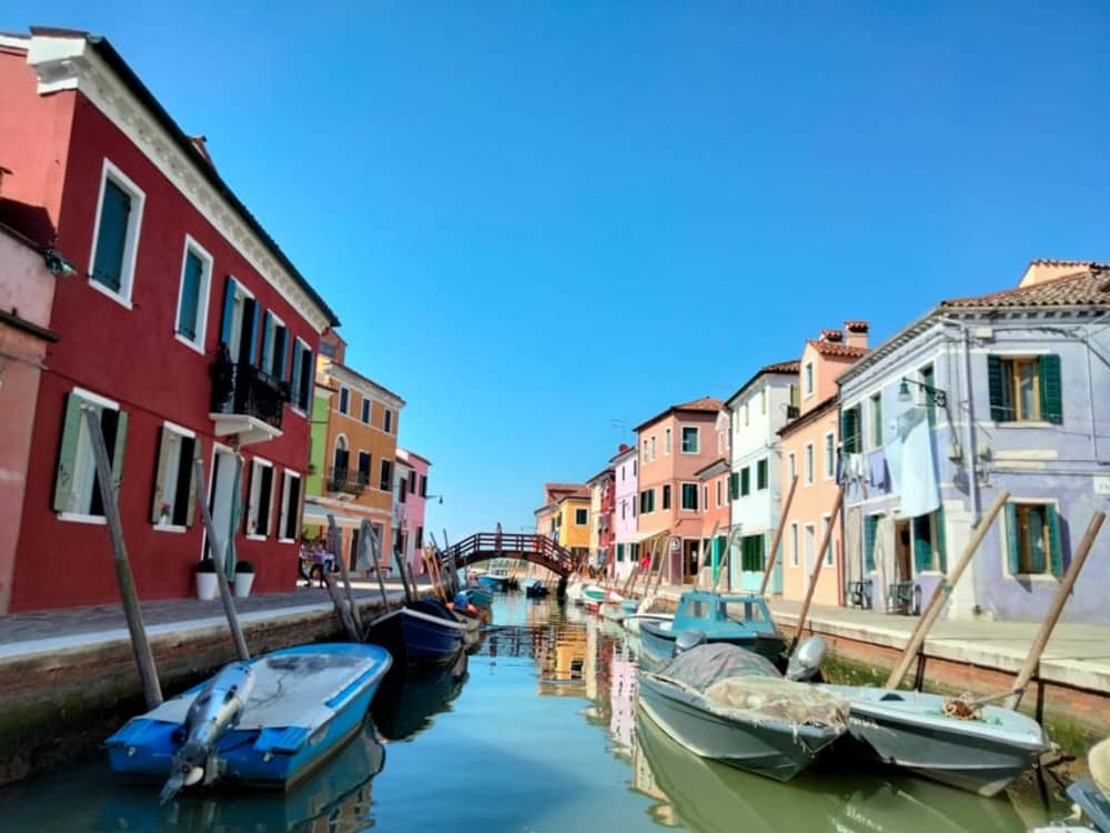 Γευσιγνωσία τοπικού κρασιού στο σκάφος και επίσκεψη στο εργοστάσιο γυαλιού Μουράνο